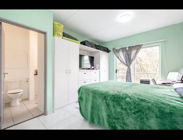 2 BEDROOM APARTMENT FOR SALE IN HOUGHTON ESTATE